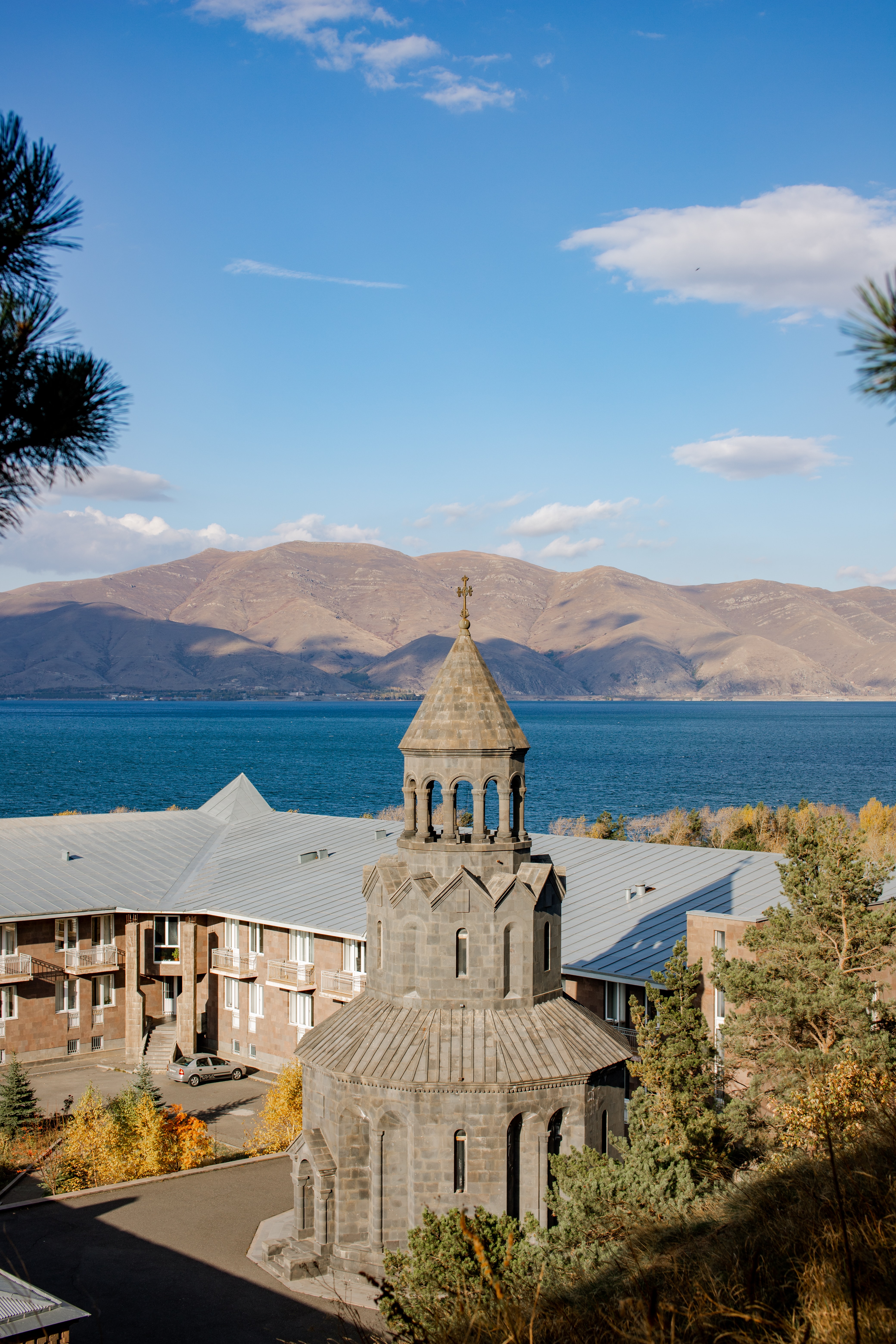 塞萬湖（Lake Sevan）。（圖／Unsplash by Alexandra Dementyeva）